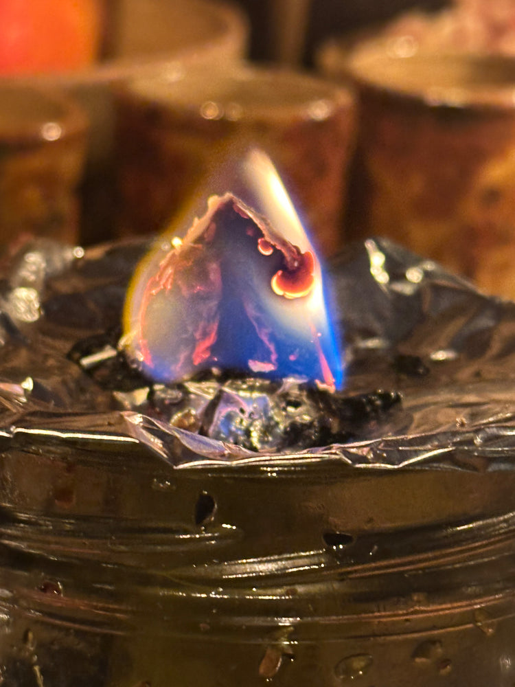 Bougies rituelles et objets de dévotion